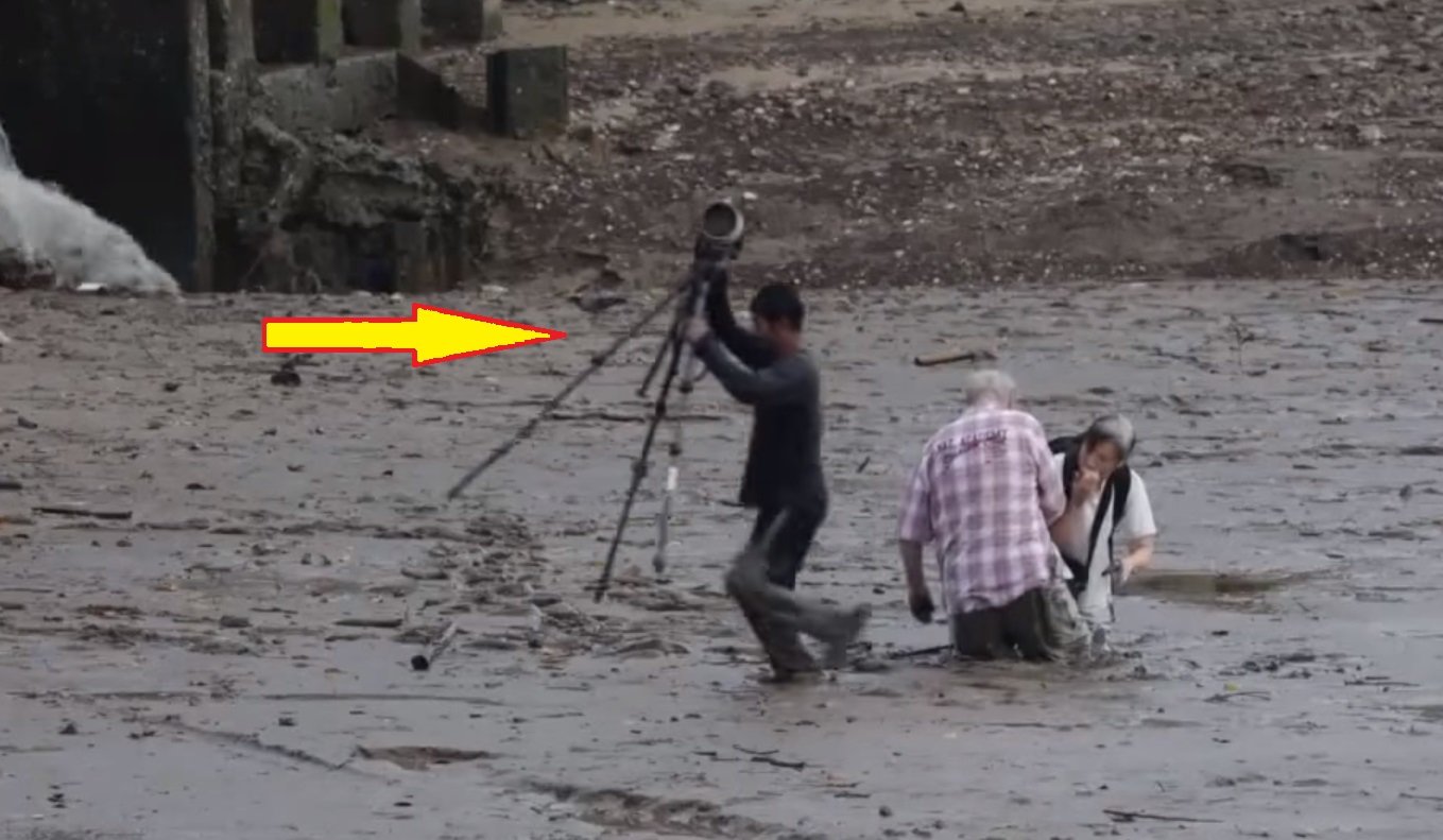 Пожилая пара застряла в грязи, тогда подошел он и унес их дорогую камеру