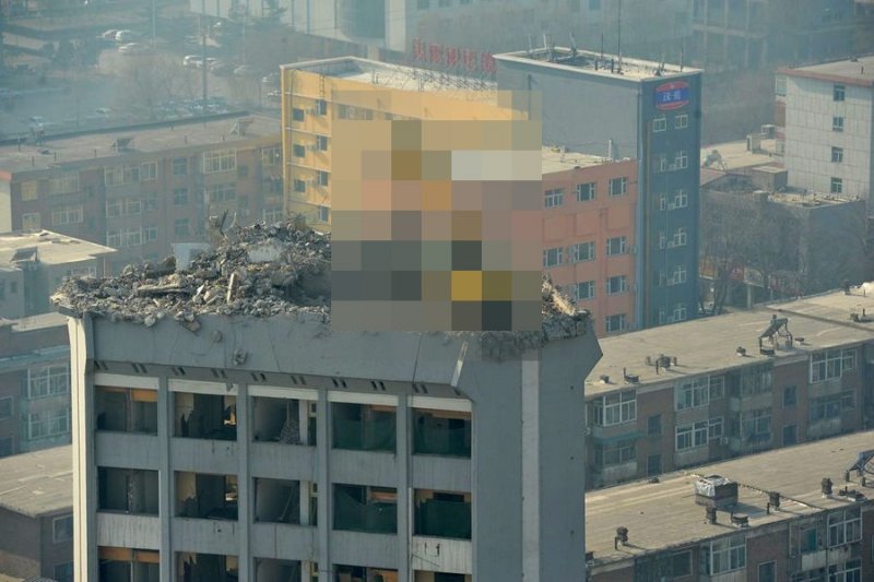 Снос здания в Китае(6 фото)