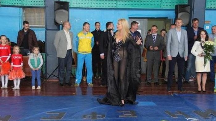 Украинская певица Лора Суперфин в откровенном наряде на детском турнире