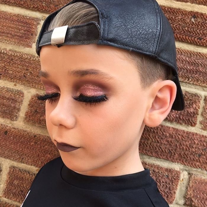 10-летний мальчик поразил интернет своими навыками макияжа, и мы не знаем, как на это реагировать