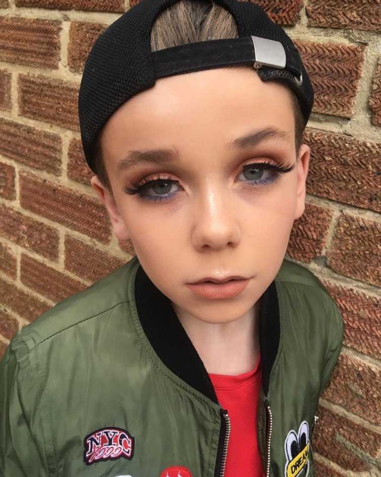 10-летний мальчик поразил интернет своими навыками макияжа, и мы не знаем, как на это реагировать